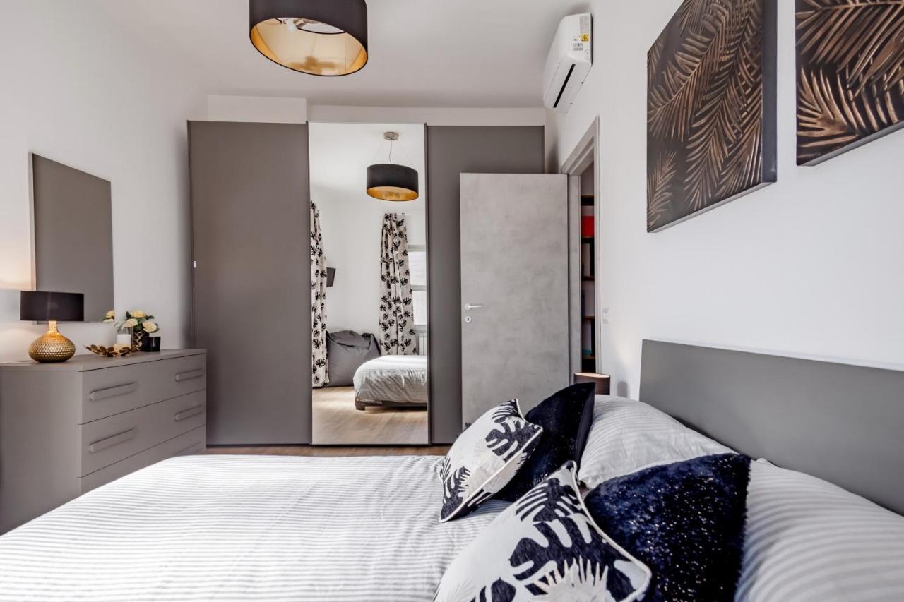 Open The Classic Wooden Shutters At A Cozy City Nest Florencja Zewnętrze zdjęcie