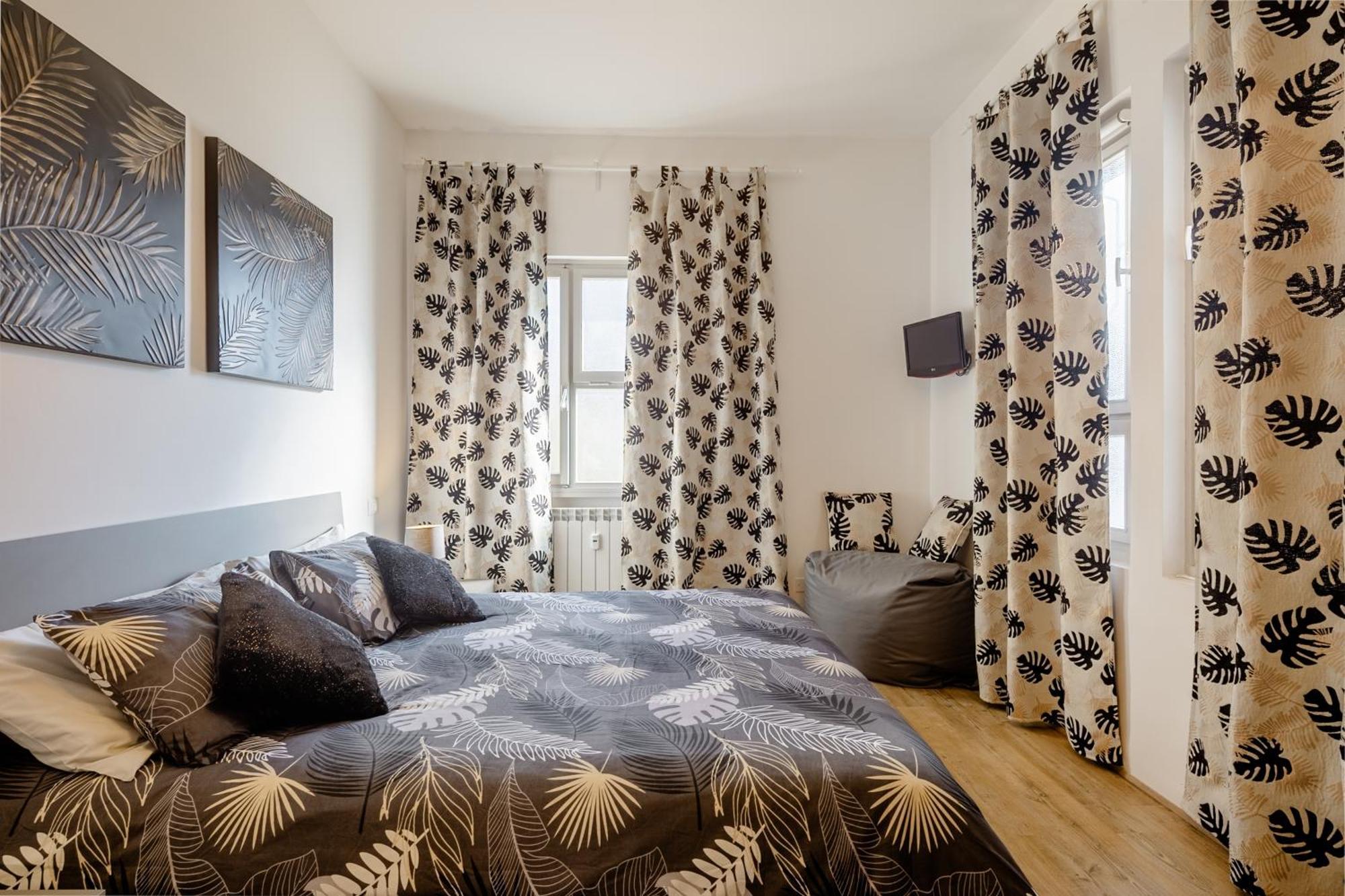 Open The Classic Wooden Shutters At A Cozy City Nest Florencja Zewnętrze zdjęcie