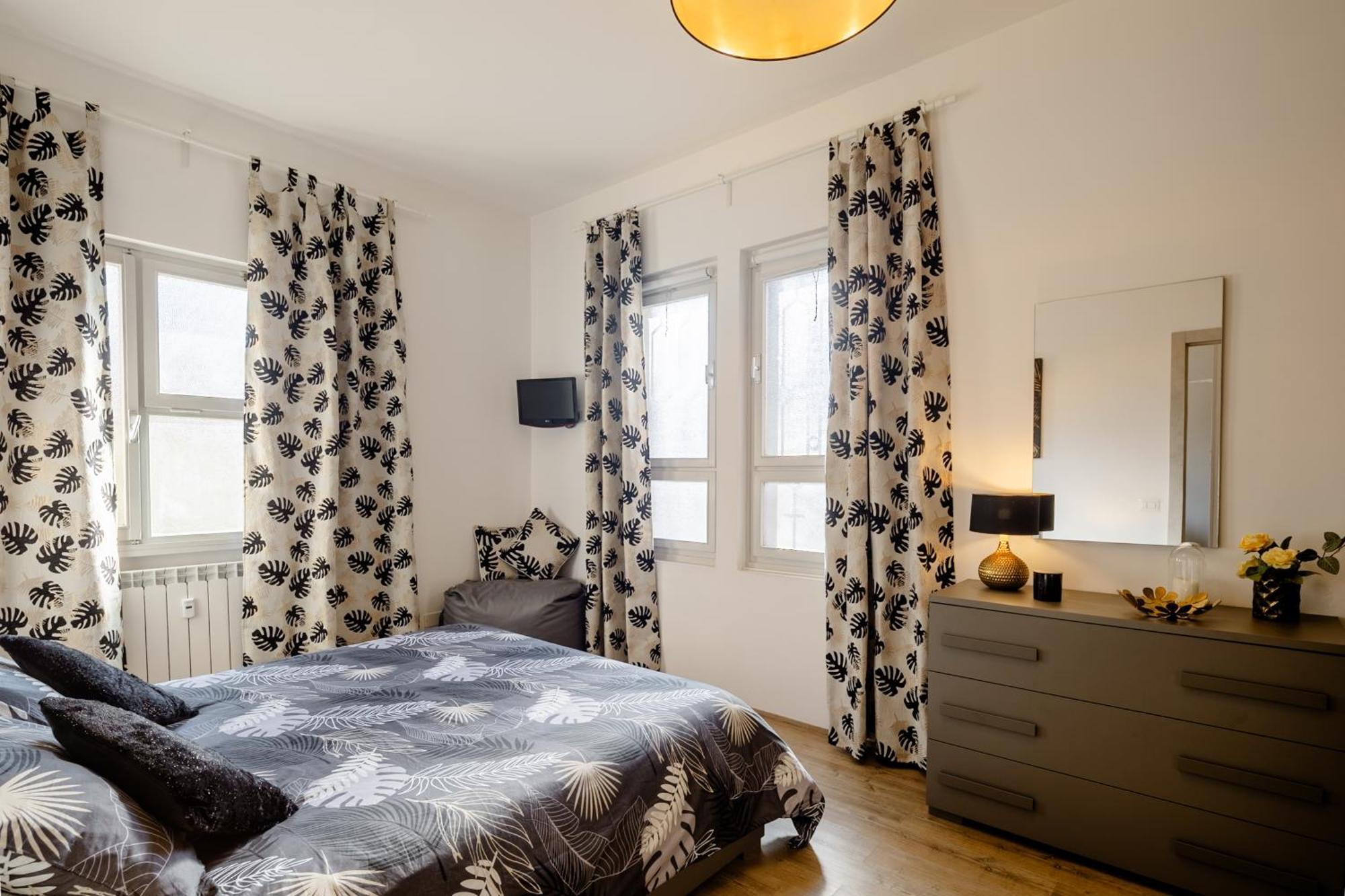 Open The Classic Wooden Shutters At A Cozy City Nest Florencja Zewnętrze zdjęcie
