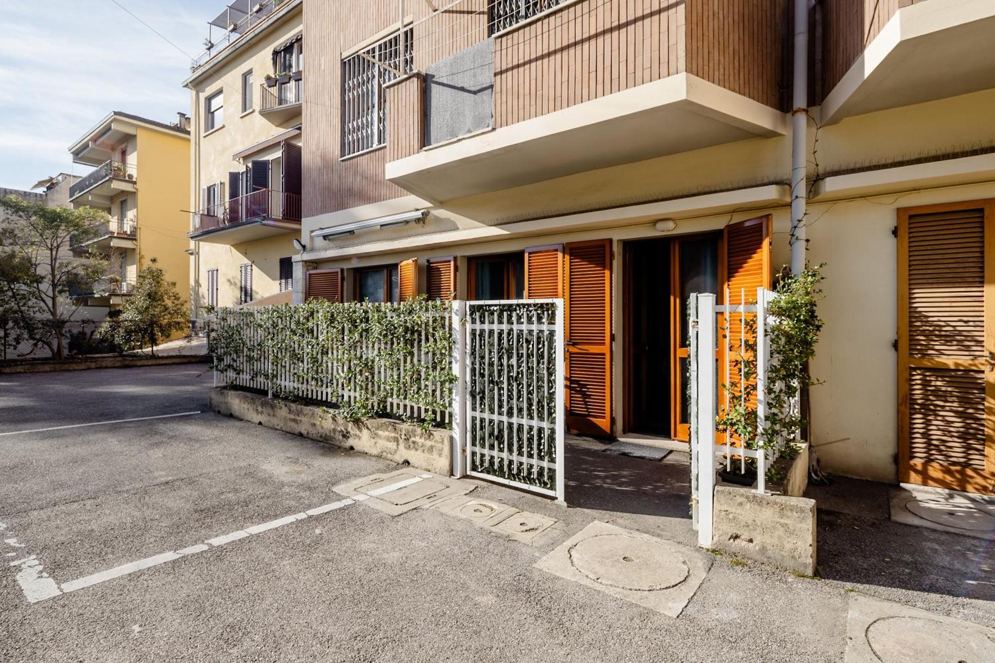 Open The Classic Wooden Shutters At A Cozy City Nest Florencja Zewnętrze zdjęcie