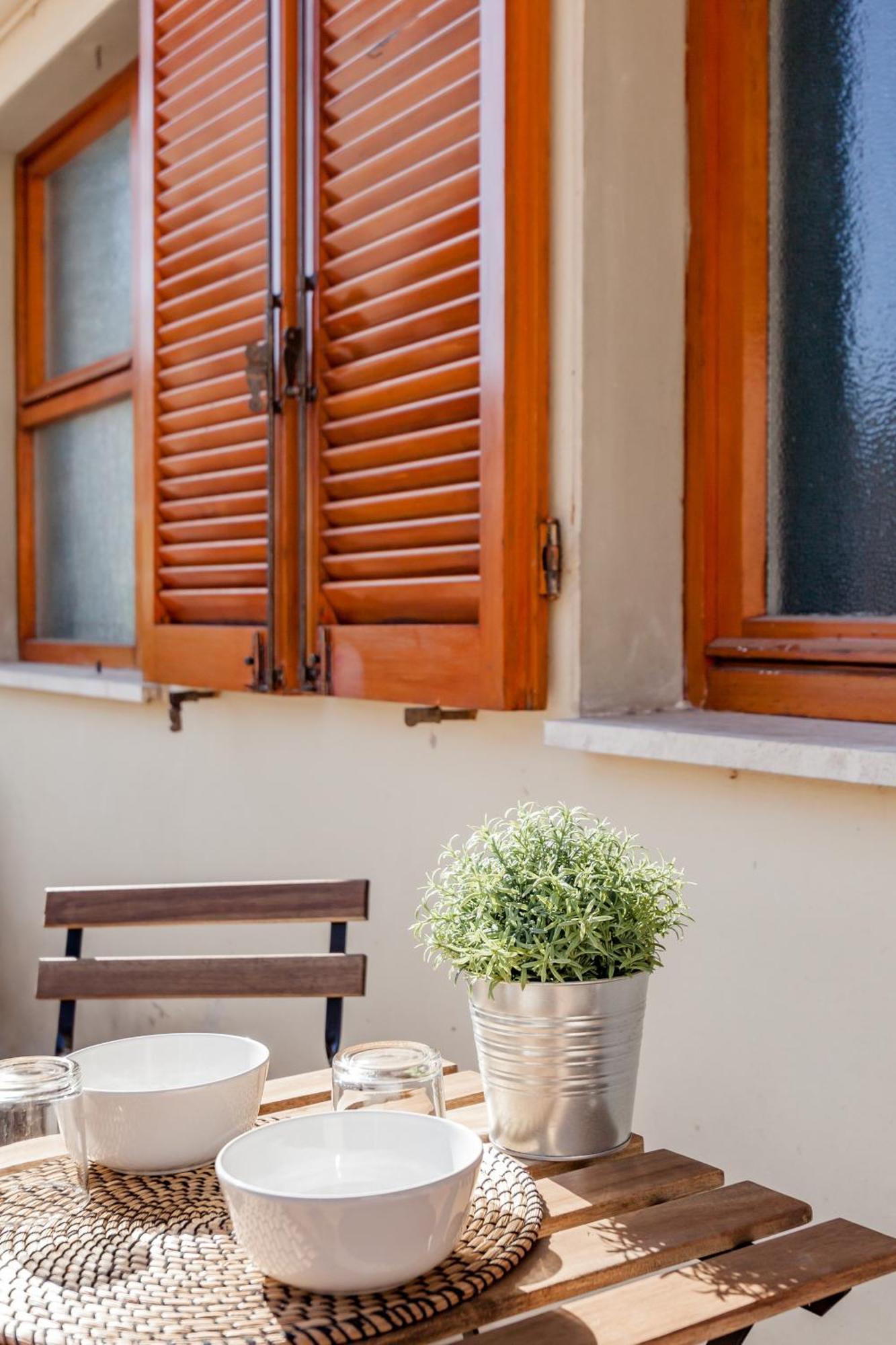 Open The Classic Wooden Shutters At A Cozy City Nest Florencja Zewnętrze zdjęcie