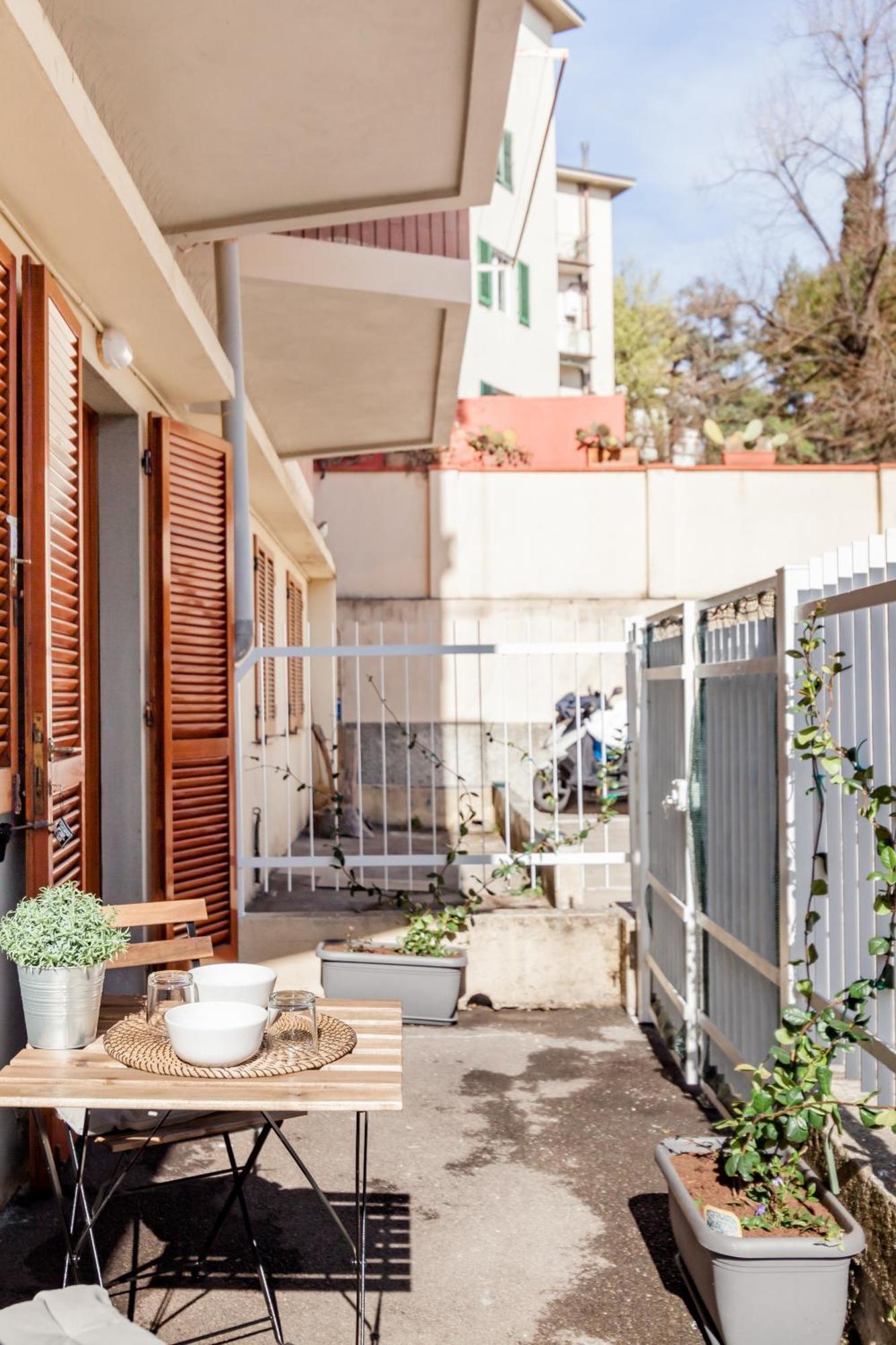 Open The Classic Wooden Shutters At A Cozy City Nest Florencja Zewnętrze zdjęcie