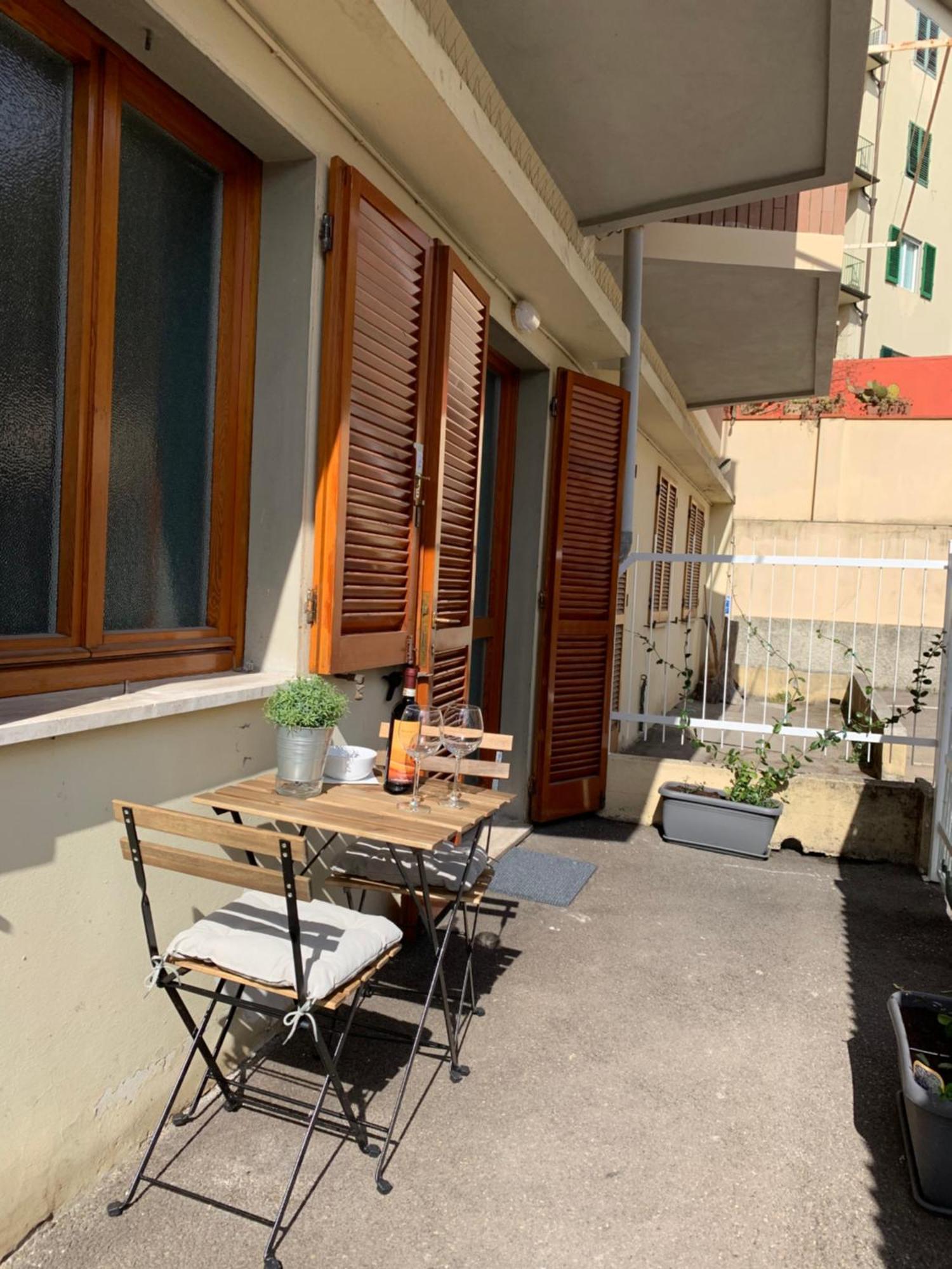 Open The Classic Wooden Shutters At A Cozy City Nest Florencja Zewnętrze zdjęcie