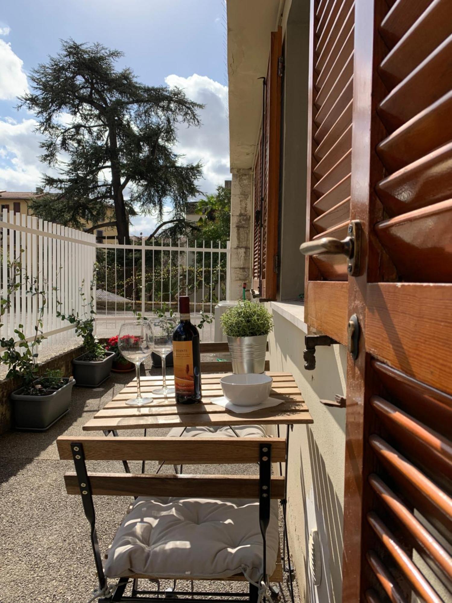 Open The Classic Wooden Shutters At A Cozy City Nest Florencja Zewnętrze zdjęcie