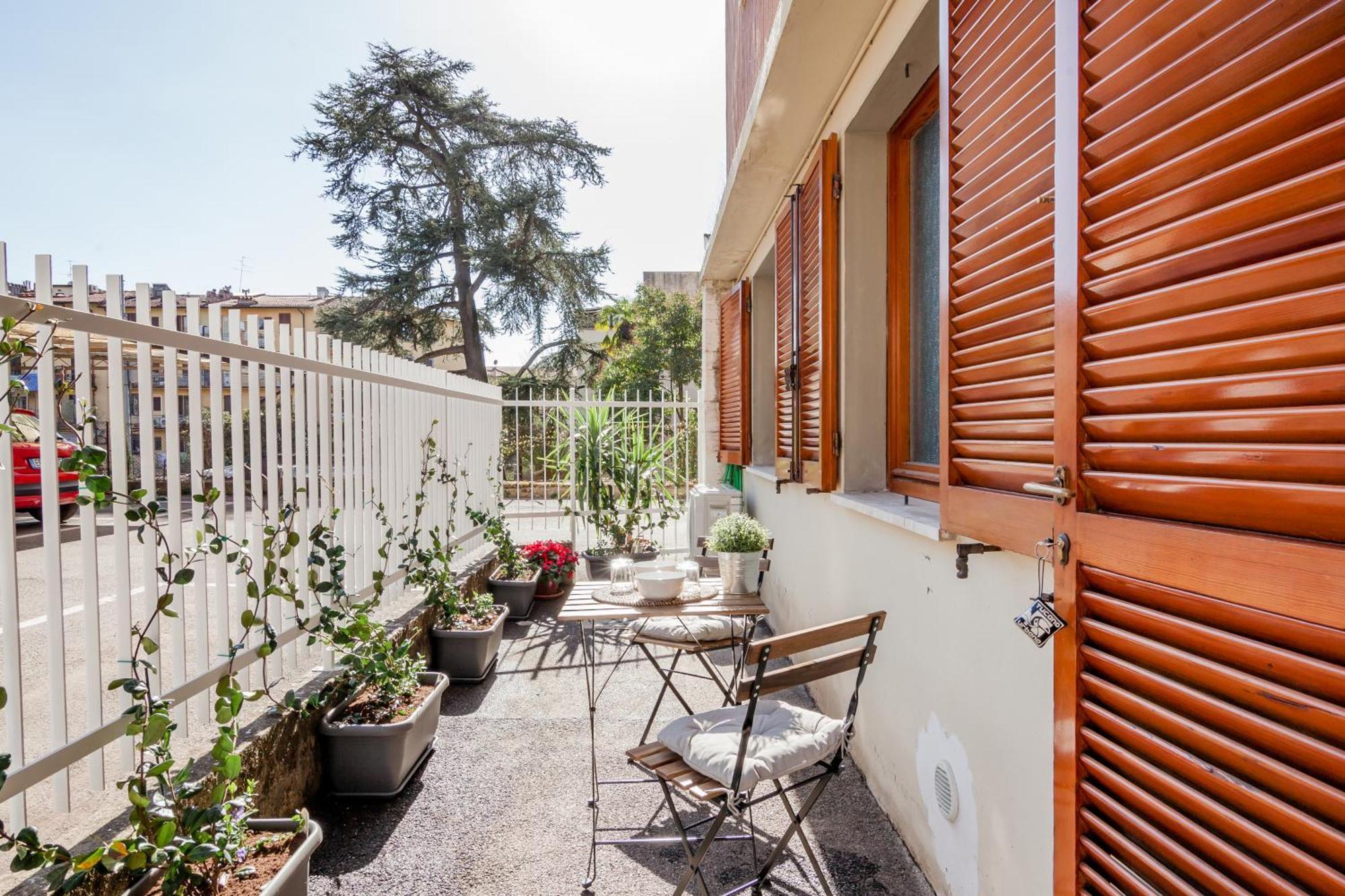 Open The Classic Wooden Shutters At A Cozy City Nest Florencja Zewnętrze zdjęcie