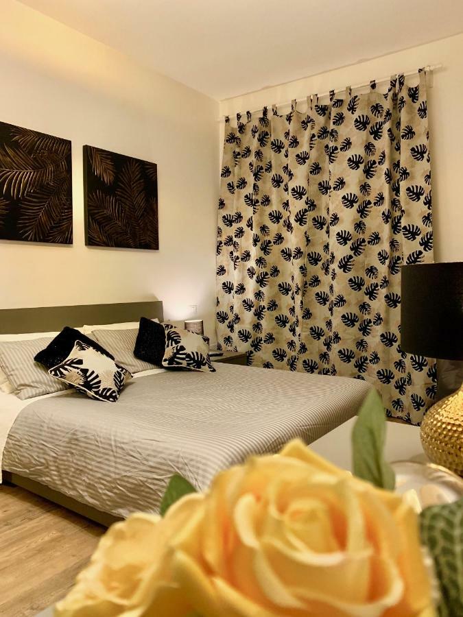Open The Classic Wooden Shutters At A Cozy City Nest Florencja Zewnętrze zdjęcie