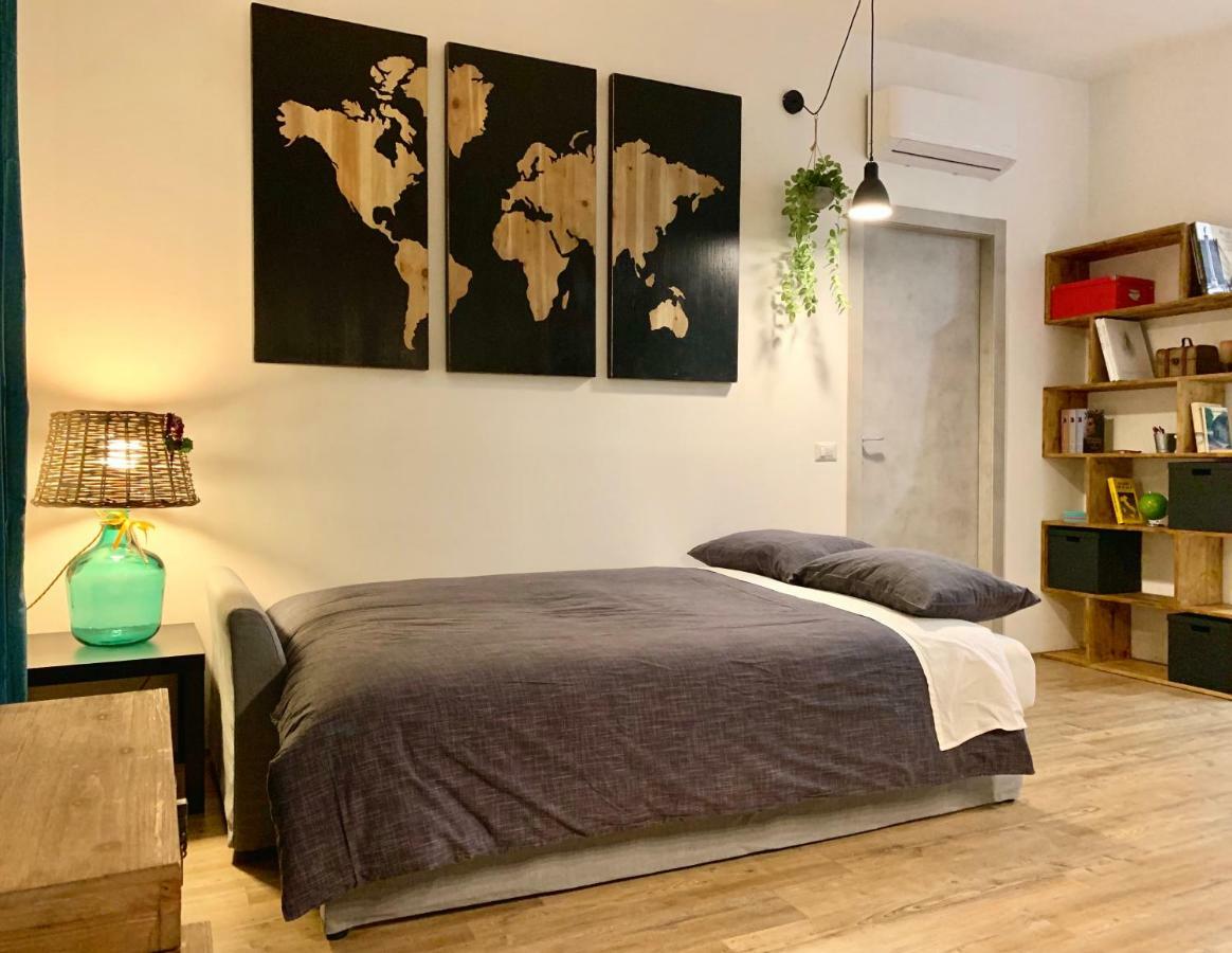 Open The Classic Wooden Shutters At A Cozy City Nest Florencja Zewnętrze zdjęcie