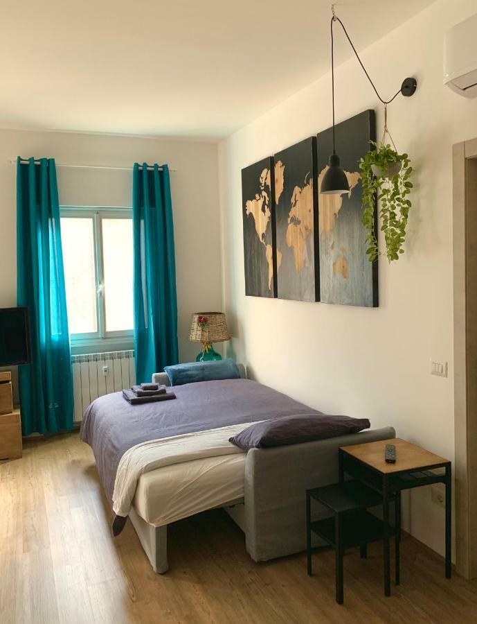 Open The Classic Wooden Shutters At A Cozy City Nest Florencja Zewnętrze zdjęcie