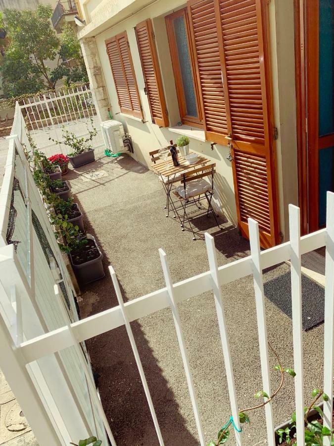 Open The Classic Wooden Shutters At A Cozy City Nest Florencja Zewnętrze zdjęcie