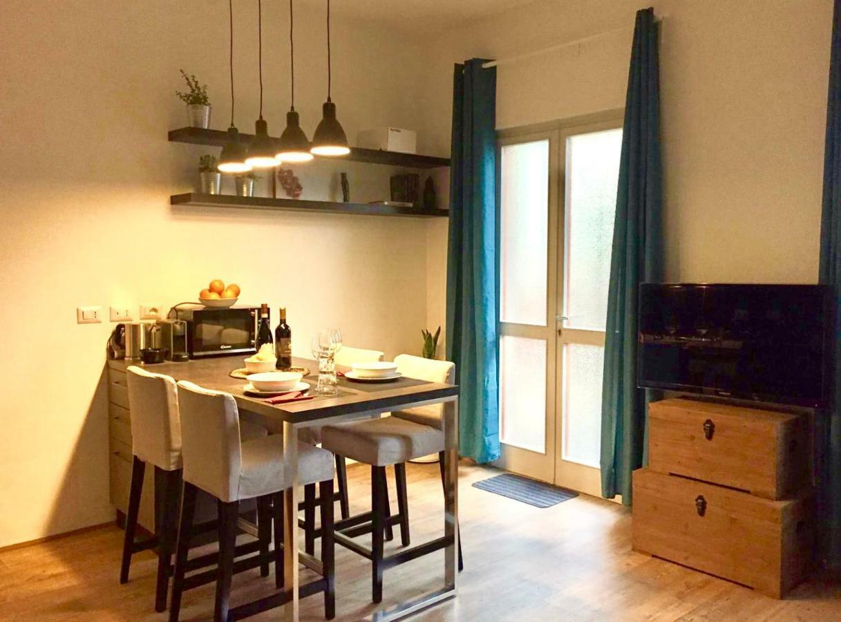 Open The Classic Wooden Shutters At A Cozy City Nest Florencja Zewnętrze zdjęcie