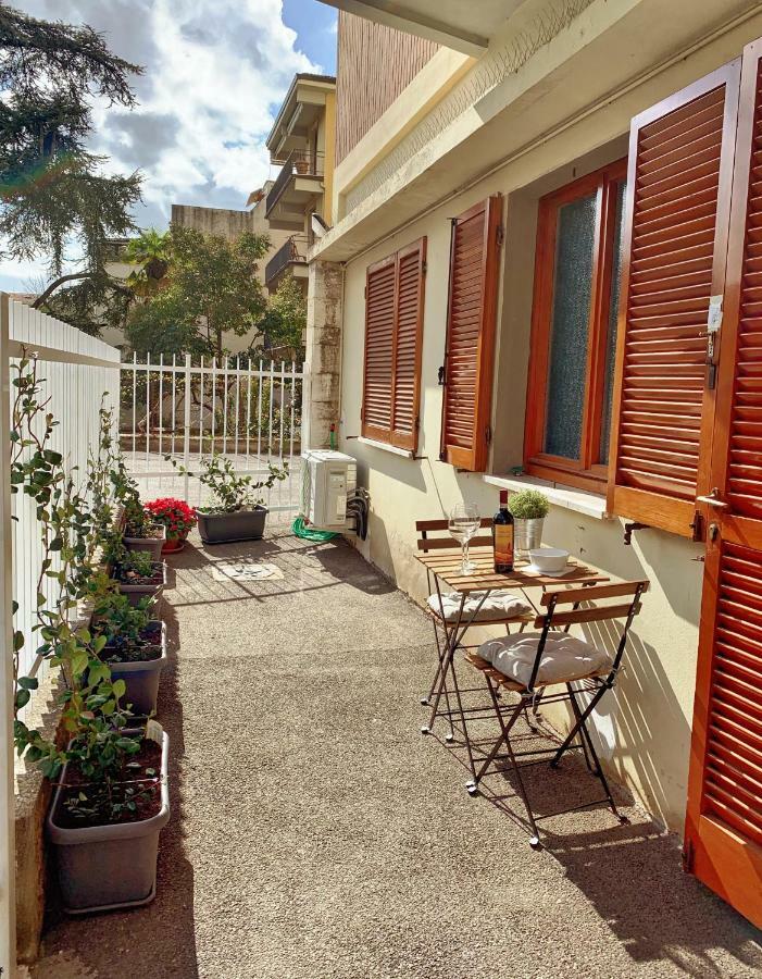 Open The Classic Wooden Shutters At A Cozy City Nest Florencja Zewnętrze zdjęcie